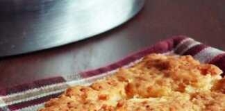 Χρυσαφένιο, λεπτό παραδοσιακό τυρόψωμο Πορταριάς μέσα στο ταψί, με ορατά κομμάτια φέτας και τραγανή κρούστα ελαιολάδου.