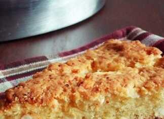 Χρυσαφένιο, λεπτό παραδοσιακό τυρόψωμο Πορταριάς μέσα στο ταψί, με ορατά κομμάτια φέτας και τραγανή κρούστα ελαιολάδου.