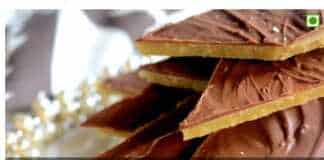 Χειροποίητα γλυκίσματα σε σχήμα διαμαντιού φτιαγμένα από πάστα κάσιους και καλυμμένα με μια λεία στρώση λιωμένης σοκολάτας πάνω σε λαδόκολλα