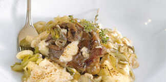 Παραδοσιακό βλάχικο αρνί σε πήλινο σκεύος, με πλούσια κρεμώδη σάλτσα γιαουρτιού.