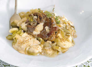 Παραδοσιακό βλάχικο αρνί σε πήλινο σκεύος, με πλούσια κρεμώδη σάλτσα γιαουρτιού.