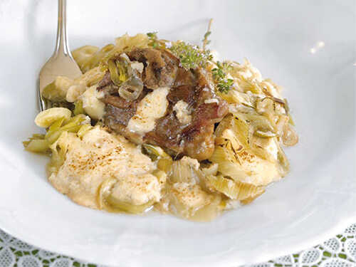 vlaxiko-arni Παραδοσιακό βλάχικο αρνί σε πήλινο σκεύος, με πλούσια κρεμώδη σάλτσα γιαουρτιού.