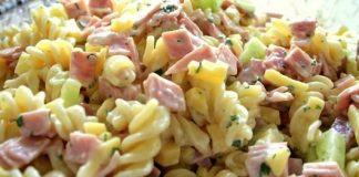 Μακαρονοσαλάτα με Γιαούρτι, σε μεγάλο μπολ, με ζαμπόν και τουρσί, έτοιμη για σερβίρισμα.