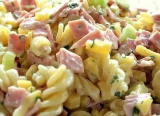 Μακαρονοσαλάτα με Γιαούρτι, σε μεγάλο μπολ, με ζαμπόν και τουρσί, έτοιμη για σερβίρισμα.