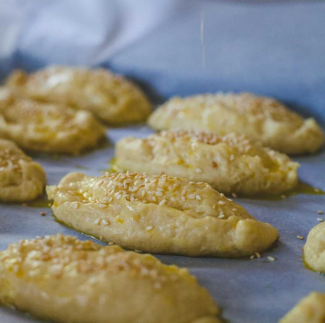 2017_10_19_feta_cheese_filled_hand_pies_3 Ένα ταψί γεμάτο με , τυροπιτάκια σε σχήμα μισοφέγγαρου, πασπαλισμένα με σουσάμι.