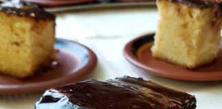 Σιροπιαστή Γιαουρτόπιτα με Πορτοκάλι, κομμένη σε κομμάτια.