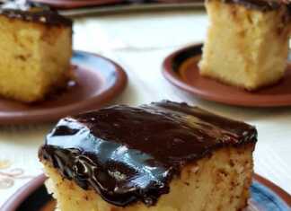 Σιροπιαστή Γιαουρτόπιτα με Πορτοκάλι, κομμένη σε κομμάτια.