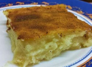 Παραδοσιακή Μανιάτικη γαλατόπιτα με χρυσαφένια κρούστα, πασπαλισμένη με κανέλα και κομμένη σε τετράγωνα κομμάτια