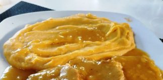 Κομμένες φέτες από Μοσχαράκι Νουά, περιχυμένες με σάλτσα, σερβιρισμένες με πουρέ γλυκοπατάτας σε πιάτο