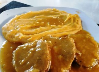 Κομμένες φέτες από Μοσχαράκι Νουά, περιχυμένες με σάλτσα, σερβιρισμένες με πουρέ γλυκοπατάτας σε πιάτο