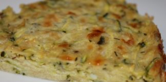 Λαχταριστή τσουκνιδόπιτα κομμένη σε κομμάτια, με χρυσαφένια κρούστα.