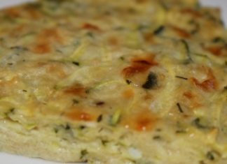 Λαχταριστή τσουκνιδόπιτα κομμένη σε κομμάτια, με χρυσαφένια κρούστα.