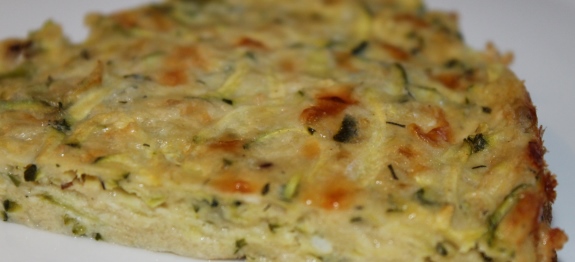 8293 Λαχταριστή τσουκνιδόπιτα κομμένη σε κομμάτια, με χρυσαφένια κρούστα.