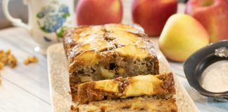 Το ψημένο **Αυθεντική Κέικ Μηλόπιτα** σε φόρμα, έτοιμο για σερβίρισμα