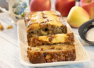 Το ψημένο **Αυθεντική Κέικ Μηλόπιτα** σε φόρμα, έτοιμο για σερβίρισμα