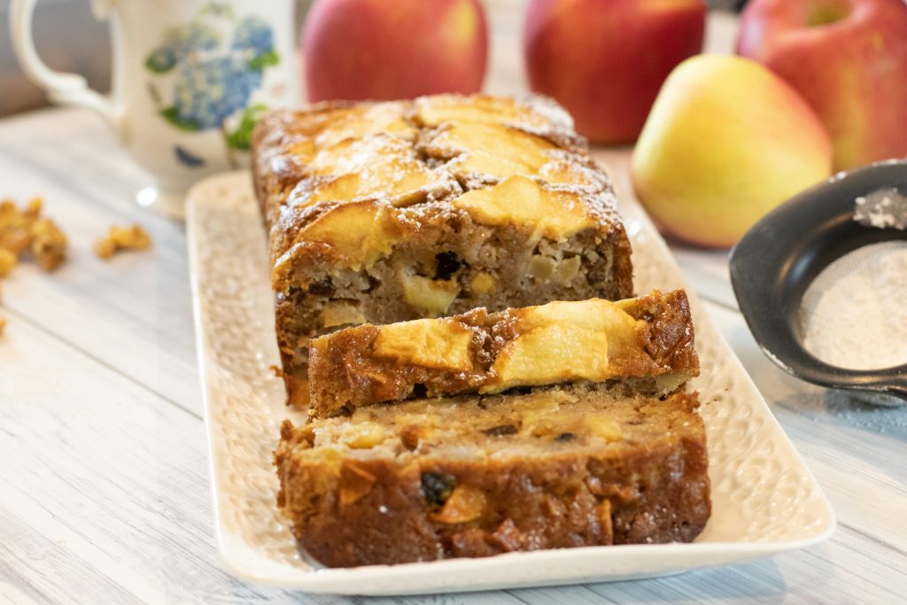 Apple-Loaf-BEST-1024x683 Το ψημένο **Αυθεντική Κέικ Μηλόπιτα** σε φόρμα, έτοιμο για σερβίρισμα