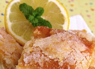 Τετράγωνα σφολιάτας με κρέμα τυριού λεμονιού, κομμένα και πασπαλισμένα με ζάχαρη.