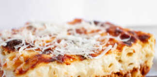 Παστίτσιο με Εύκολη Μπεσαμέλ: κοντινό πλάνο με χρυσή κρούστα.