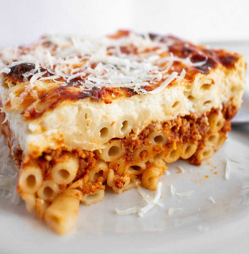 Pastitsio Παστίτσιο με Εύκολη Μπεσαμέλ: κοντινό πλάνο με χρυσή κρούστα.