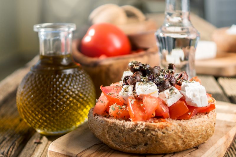 Traditional-Cretan-Ntakos-Dakos-recipe-Rusks-with-tomatoes-and-feta-cheese-800x533