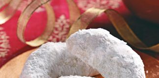 Πιατέλα με παραδοσιακούς κουραμπιέδες σε σχήμα ημισελήνου, πασπαλισμένους με άχνη ζάχαρη