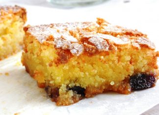 Κέικ αμυγδάλου με κεράσια