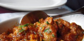 Πιάτο με ζεστές Πατάτες Γιαχνί, γαρνιρισμένο με μαϊντανό.