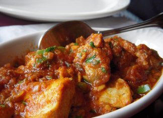 Πιάτο με ζεστές Πατάτες Γιαχνί, γαρνιρισμένο με μαϊντανό.