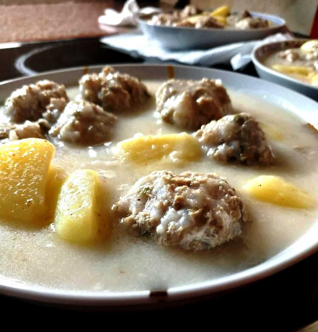 Μια βαθιά πιατέλα με ζεστά γιουβαρλάκια και πατάτες περιχυμένα με πλούσια λευκή σάλτσα αυγολέμονο και φρέσκο άνηθο