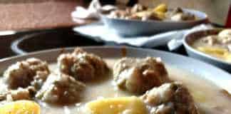 Μια βαθιά πιατέλα με ζεστά γιουβαρλάκια και πατάτες περιχυμένα με πλούσια λευκή σάλτσα αυγολέμονο και φρέσκο άνηθο