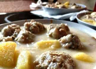 Μια βαθιά πιατέλα με ζεστά γιουβαρλάκια και πατάτες περιχυμένα με πλούσια λευκή σάλτσα αυγολέμονο και φρέσκο άνηθο