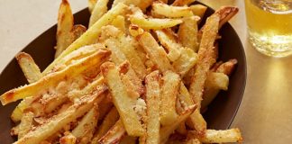 Υγιεινές Τηγανιτές Πατάτες Φούρνου, χρυσαφένιες και τραγανές, σερβιρισμένες σε πιάτο.