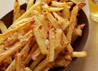 Υγιεινές Τηγανιτές Πατάτες Φούρνου, χρυσαφένιες και τραγανές, σερβιρισμένες σε πιάτο.