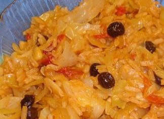 Παραδοσιακό λαχανόρυζο Θράκης σε πήλινο μπολ, πλούσιο σε ντομάτα, σταφίδες και καβουρδισμένους ξηρούς καρπούς