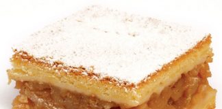 Η τελική **Μακεδονική Μηλόπιτα** πασπαλισμένη με ζάχαρη άχνη.