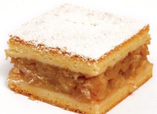 Η τελική **Μακεδονική Μηλόπιτα** πασπαλισμένη με ζάχαρη άχνη.