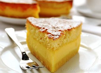 Ένα κομμάτι Μαγικό Κέικ πασπαλισμένο με άχνη ζάχαρη, όπου διακρίνονται καθαρά οι τρεις διαφορετικές στρώσεις υφής του