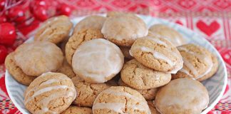 Τα τελικά Κουλουράκια Μελιού με λευκό γλάσο.