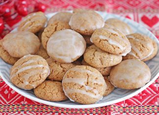 Τα τελικά Κουλουράκια Μελιού με λευκό γλάσο.