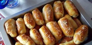 Αφράτα, χρυσαφένια τυροπιτάκια με γέμιση φέτας, σερβιρισμένα σε πιατέλα.