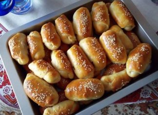 Αφράτα, χρυσαφένια τυροπιτάκια με γέμιση φέτας, σερβιρισμένα σε πιατέλα.