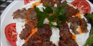 Κοντινό πλάνο στα ψημένα κεμπάπ για τη συνταγή Γιαουρτλού Κεμπάπ.