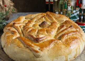 Ένα εντυπωσιακό παραδοσιακό Χριστόψωμο με τρία επίπεδα ζύμης, κεντρικό σαλιγκάρι, καρύδι και πλούσιο σουσάμι