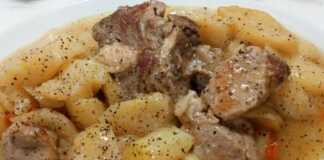 Χοιρινό Λεμονάτο με Πατάτες: τρυφερό κρέας με χρυσαφένιες πατάτες.