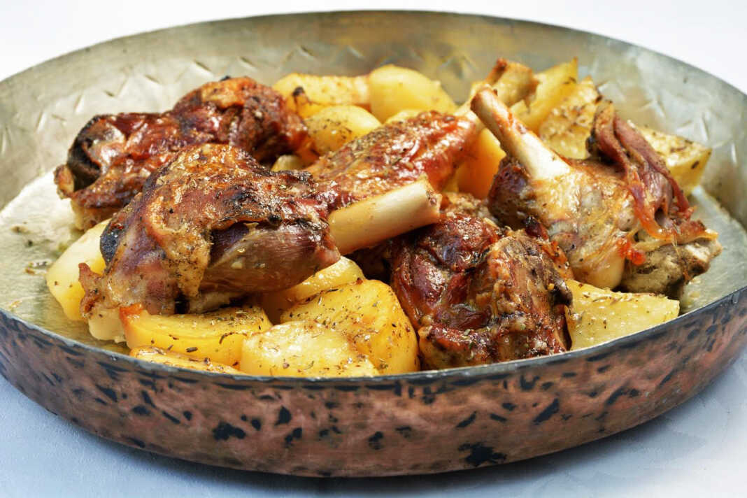 Πηλιορείτικο κατσικάκι με πατάτες