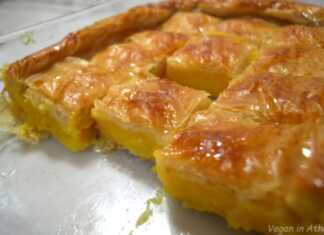 Νηστίσιμη πορτοκαλόπιτα σε ταψί, σιροπιασμένη και χρυσαφένια, έτοιμη για σερβίρισμα.