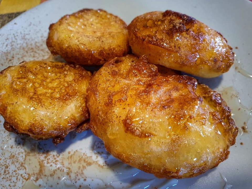 tiganites meli Τηγανίτες Πορτοκαλιού, ζεστές, περιχυμένες με θυμαρίσιο μέλι και πασπαλισμένες με κανέλα.