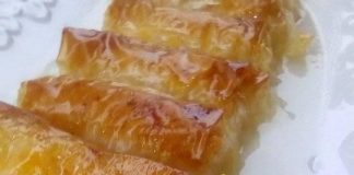 Ατομικά ρολά γαλακτομπούρεκο σιροπιασμένα σε ταψί, με χρυσαφένιο χρώμα.