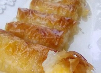 Ατομικά ρολά γαλακτομπούρεκο σιροπιασμένα σε ταψί, με χρυσαφένιο χρώμα.