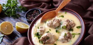 Γιουβαρελάκια σε μία βελούδινη σάλτσα λεμονιού